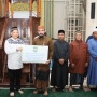 Awali Kunjungan di Aceh Timur, Kasatgas Tito Salat Subuh dan Serahkan Bantuan Kemasyarakatan