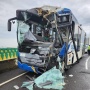Diduga Main Asal Belok, Pengendara Ojol Luka Parah Dihantam Bus Transjakarta