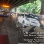 Mobil Pribadi Nyangkut di Pembatas Beton, Layanan Transjakarta di Pulomas Bypass Terganggu