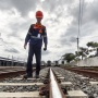 Belasan Kilometer Langkah Kaki di Tengah Dahaga: Kisah Rahmat, Penjaga Nadi Rel Kereta Api