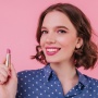5 Rekomendasi Lipstik Pink yang Elegan dan Bikin Awet Muda