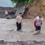 Bertaruh Nyawa di Arus Lahar Semeru, Aksi Heroik Polisi Lumajang Gendong Siswa SD Demi Bisa Sekolah