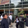 Jelang Vonis Anak Riza Chalid, Pengadilan Tipikor Jakarta Dipadati Massa Berkaos Tuhan Maha Baik