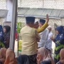 Viral Aksi Ibu-ibu Larang Jenazah Tetangganya Dikubur, Ternyata Punya Utang Ratusan Juta