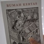 Rumah Kertas: Ketika Cinta Buku Kelewat Batas Sampai Jadi Tembok Rumah