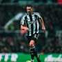 Niat Pulihkan Cedera di Dubai, Bek Newcastle United Malah Terjebak Konflik Iran-AS