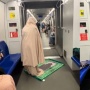 Viral Ibu-Ibu Salat di Lorong Kereta dengan Menggelar Sajadah, Tuai Pro Kontra