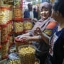 Aneka Kue Kering Mulai Diburu Warga di Pasar Jatinegara