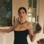 Profil Kathryn Hahn Geser Scarlett Johansson Perankan Mother Gothel di Tangled Live Action
