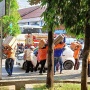 Sukardi dan Seragam Oranye: Menjemput Rezeki di Balik Keriuhan Mudik