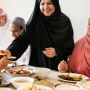 Perut Begah tapi Segan Tolak Suguhan Lebaran? Ini Seni Diplomasi Makan Tanpa Kekenyangan