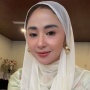 Dihujat Kasih THR Rp15 Ribu, Dewi Perssik Pamer Gunungan Beras untuk Ribuan Warga