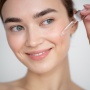 Kapan Waktu yang Tepat untuk Peeling Wajah? Ini 3 Produk yang Aman buat Pemula