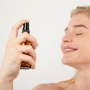 Beda Primer dan Setting Spray, Mana yang Wajib Dipakai agar Makeup Tahan Lama Seharian?