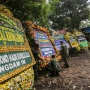 Rumah Praka Farizal Dipenuhi Karangan Bunga Dukacita