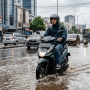 Apakah Motor Listrik Bisa Melewati Banjir? Ini 5 Rekomendasi yang Aman