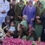 Suasana Haru Pemakaman Kopda Anumerta Farizal di TMP Giripeni, Isak Tangis Keluarga Pecah