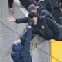 Rusuh di Bundesliga! Ultras Serbu Lapangan Baku Hantam, Polisi Susah Payah Pukul Mundur