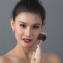 5 Bedak Padat Terbaik dan Tahan Lama untuk Kondangan, Makeup Simpel Flawless