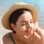 7 Sunscreen yang Bagus untuk Memutihkan Wajah dan Atasi Flek Hitam
