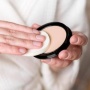 7 Bedak Compact Powder Anti Luntur Bikin Glowing Seharian, Cocok Buat Kegiatan Outdoor