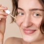 5 Serum Pencerah untuk Atasi Kulit Kusam dan Flek Hitam, Cuma Rp20 Ribuan!