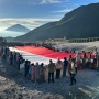 Perjuangan 75 Kartini Penjelajah Pakai Kebaya, Kibarkan Merah Putih Raksasa di Puncak Gunung