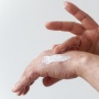 Kenapa Muncul Bercak Hitam di Tangan? Ini Penyebab dan 5 Sunscreen Ampuh Mengatasinya