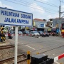 5 Fakta Pintu Perlintasan Ampera, Titik Awal Kecelakaan KRL Bekasi Ternyata Tak Punya Palang Resmi