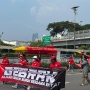 Peringati May Day: Massa Buruh Seragam Merah Gotong 'Rudal' Raksasa ke Gerbang DPR!
