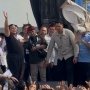 Berkaos Oblong Hitam, Prabowo Sapa Buruh di Monas Lebih Dekat
