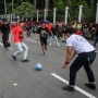 Sisi Lain May Day 2026: Massa Gelar Pertandingan Bola Plastik di Depan Gedung DPR