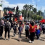May Day 2026 di DPR: Massa Diwarnai Ibu-Ibu Bawa Anak, Ikut Suarakan Nasib Lahan Tergusur