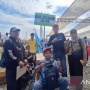 Pecah Telur ke Jakarta di Usia 60 Tahun, Buruh Cilacap Ini Rela Antre Sembako di Tengah Aksi May Day