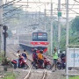 Ketakutan Penjaga Perlintasan Rel Liar Usai Tragedi Bekasi: Kami Juga Tak Mau Celakakan Orang!