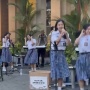 Aksi Spontan Dua Siswi SMA Bikin Haru di Malioboro, Ikut Nyanyi Bareng Pengamen