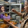 Niatnya Go Green Pakai Wadah Sendiri, Eh Malah Kena 'Pajak' Tak Terduga