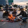 Viral  Pemotor di Cikarang Tabrak Penyapu, Pura-pura Menolong Lalu Kabur Sambil Buang Sandal Korban!