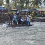 Enam Bulan Pascabencana, Warga Padang Pariaman Masih Sebrangi Sungai dengan Rakit