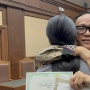 Momen Haru Eks Wamenaker Noel Peluk Cium Putrinya usai Sidang: Ini yang Buat Saya Semangat