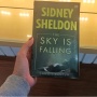 Ketika Jurnalisme Bertemu Konspirasi Kelas Dunia di Buku The Sky is Falling