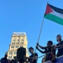 Pakai Kaos Anti Madrid Lamine Yamal Kibarkan Bendera Palestina di Parade Juara Barcelona