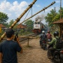 Palang Bambu dan HT Patungan, Warga Pertaruhkan Nyawa Jaga Perlintasan Liar