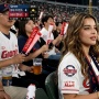 Prompt AI Edit Foto Ala Penonton Baseball KBO Korea yang Lagi Viral