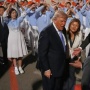 Senyum-senyum Donald Trump Tiba di Beijing Disambut Nyanyian 300 Remaja China