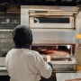 Sepasang Tangan dan Kaki dalam Shift Malam di Pabrik Roti