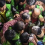 Momen Haru Nadiem Makarim Peluk Pasukan Ojol Usai Dituntut 18 Tahun Bui: Tuhan Tidak Diam