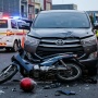 Dihantam Innova di Lampu Merah Pesing, Pemotor Supra Terpental hingga Tewas di Tempat