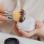 Bedak Tabur Apa yang di Bawah Rp50 Ribu? Ini 5 Rekomendasi Produk Lokal yang Awet