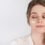Sunscreen Apa yang Membuat Wajah Glowing? Ini 6 Pilihan dengan Hasil Dewy dan Fresh